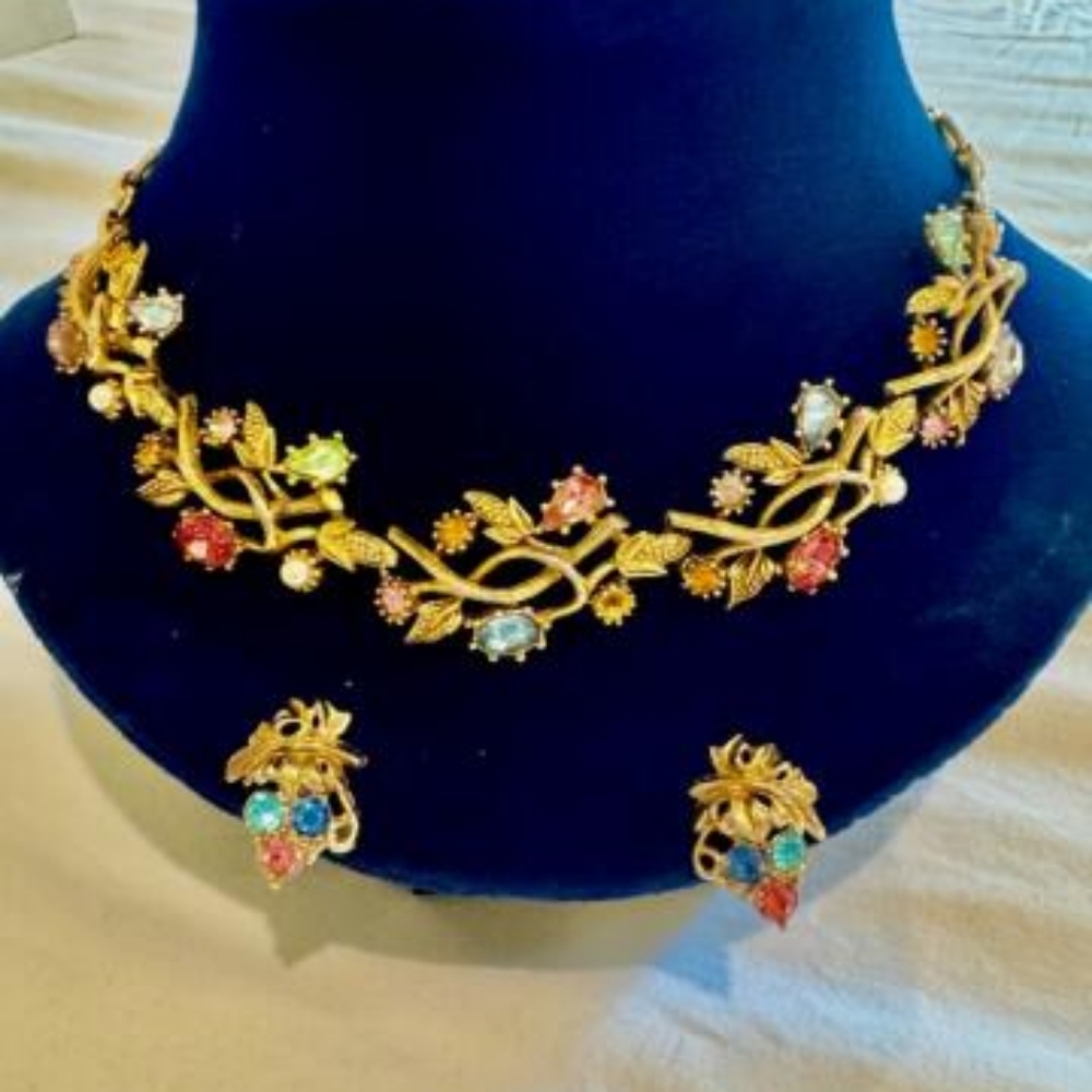 Vintage 1960s gold tone necklace and earrins